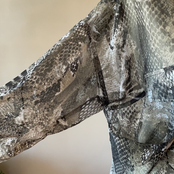 BB DAKOTA women’s snakeskin pattern OVERSIZED / RELAXED fit button down BLOUSE - Picture 6 of 12